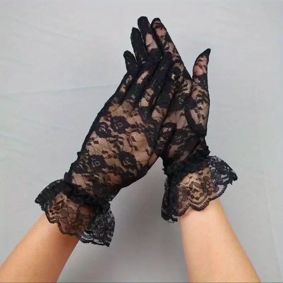 ♠️🆕 Charming Lace Yarn Gloves - Delicate Hollow Out, Short & Solid Color Black - Picture 3 of 6